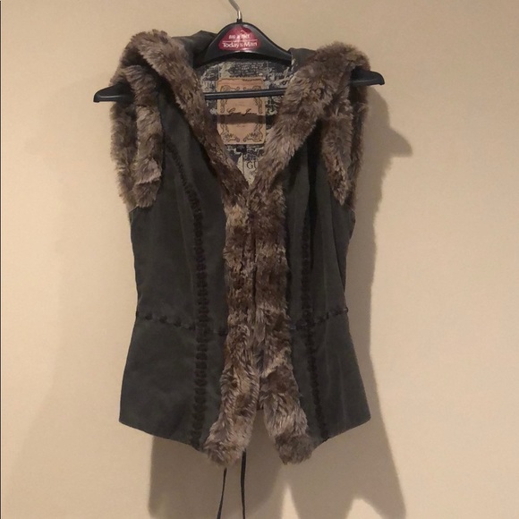 Vest - Picture 1 of 4